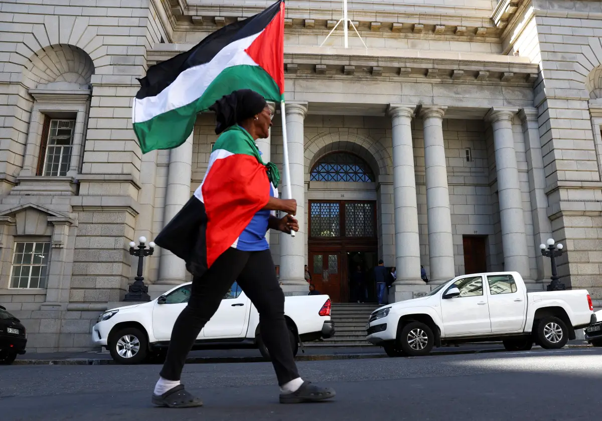 Una mujer camina con una bandera palestina durante una manifestación para expresar su apoyo al pueblo de Palestina, en Ciudad del Cabo, Sudáfrica, el 9 de octubre de 2023.