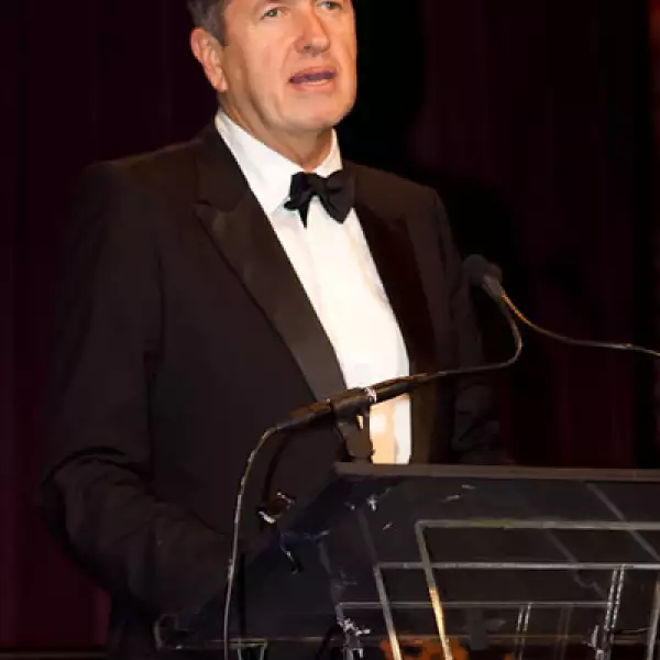 Por sus logros artísticos, el fotógrafo peruano Mario Testino recibió este reconocimiento.