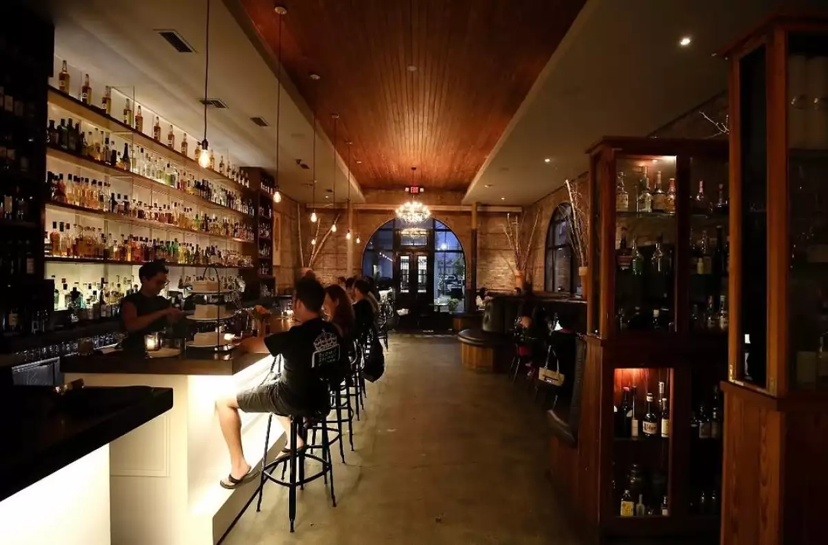 foto general del interior del bar Cure de Nueva Orleans