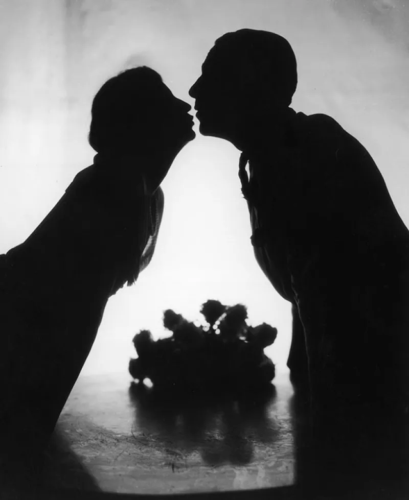 Son 36 preguntas que deben contestarse dos desconocidos de frente para enamorarse, según el psicólogo estadounidense Arthur Aron.