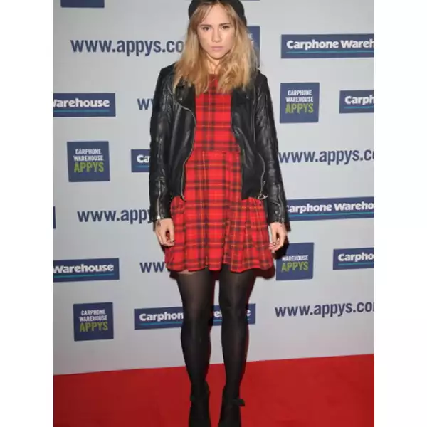 Su estilo es versátil, va de lo más clásico y elegante hasta lo grunge.