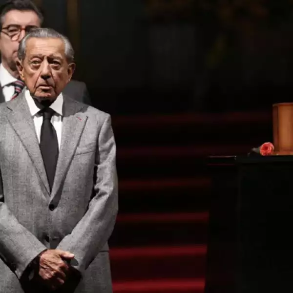 Miguel Alemán en guardia durante el homenaje a Juan Gabriel.