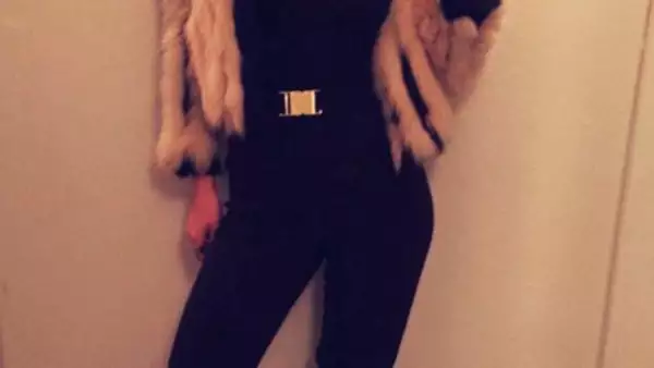 La actriz publicó una imagen luciendo una chamarra de piel de conejo y zorro de la marca Alice+Olivia que aseguró era de piel sintética pero sus seguidores demostraron lo contrario.