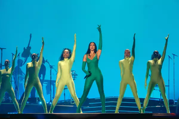 Dua Lipa no usó su vestuario firmado por Balenciaga durante su último concierto.