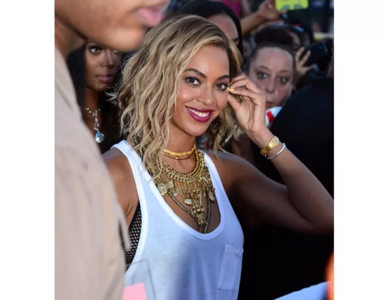 La cantante decidió consentir a su staff después de su concierto en Manchester con 50 paquetes de papas, 22 cajas de nuggets, 26 hamburguesas y ensaladas.