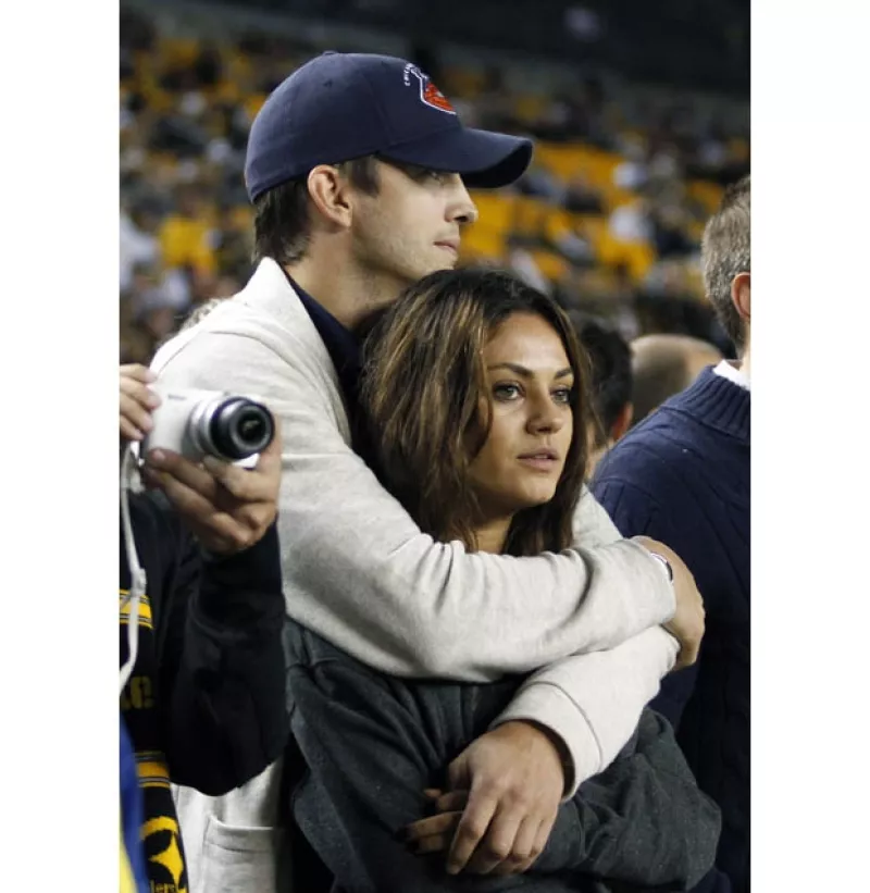 La revista US Weekly dio a conocer -a días de que Ashton se divorciara oficialmente de Demi Moore- que fue en agosto de este año que le propuso matrimonio a su novia Mila Kunis.