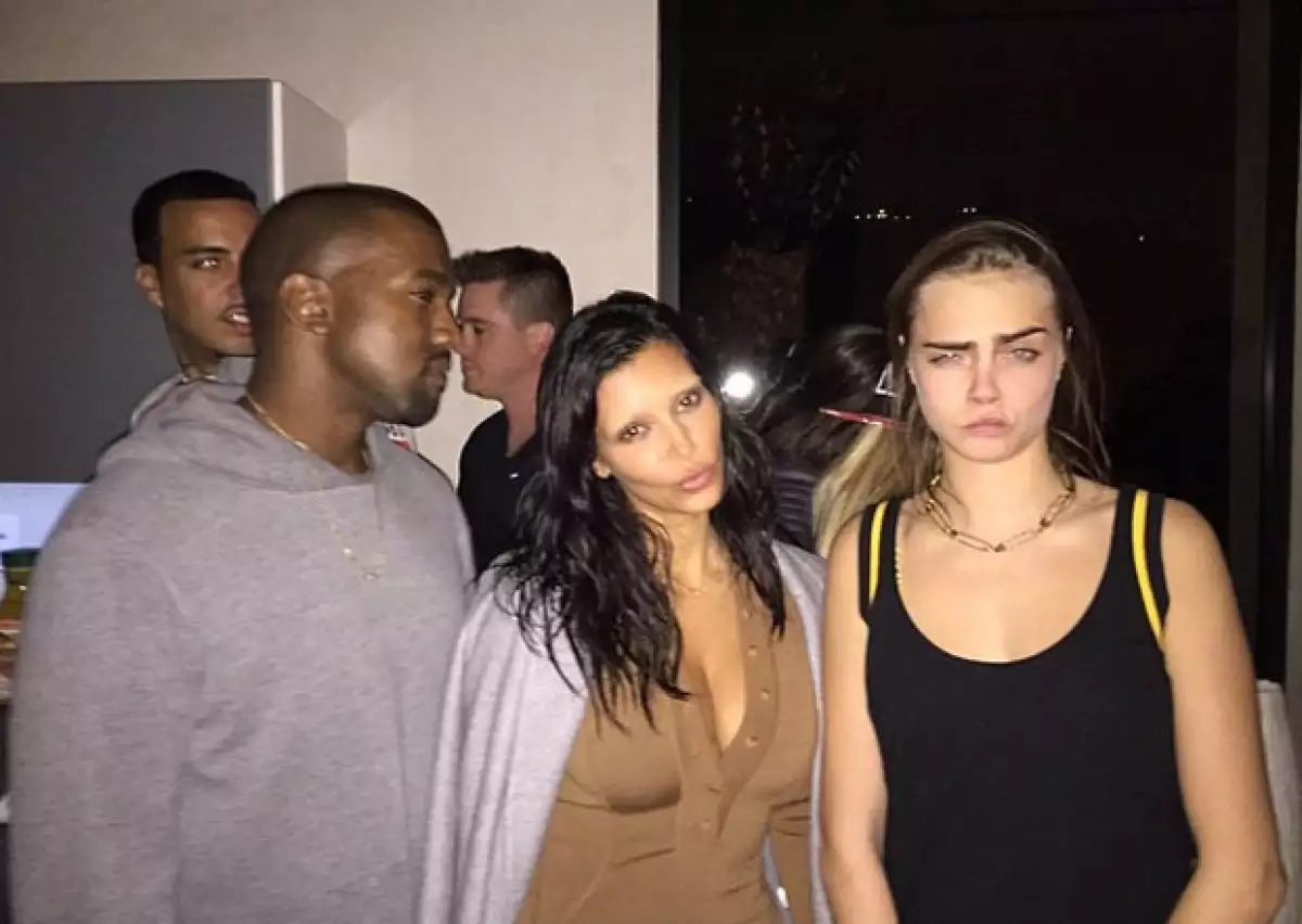 Kim explicó que sus cejas estaban maquilladas de esa forma para una sesión de fotos. Estuvo acompañada de Kanye y convivió con Cara Delevingne en la celebración.