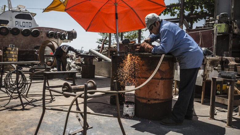 El “enfriamiento” de los mega equipos de perforación impactan a una larga cadena de proveedores desde embarcaciones hasta suministradores de alimentos.