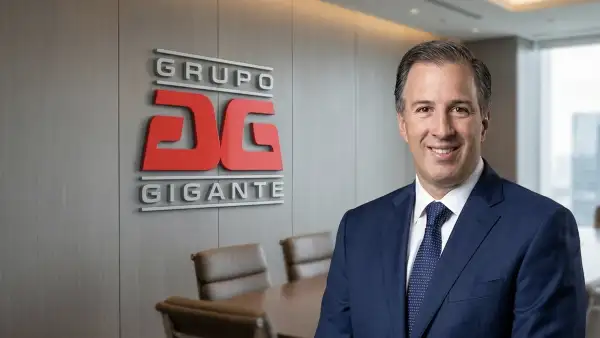 José Antonio Meade vestido con un traje azul al lado del logo de grupo Gigante.