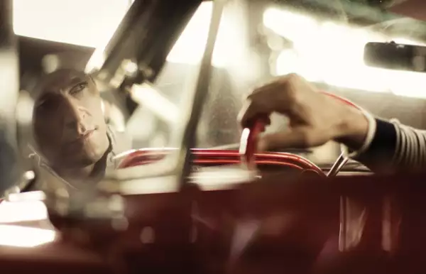 Sueter a rayas Brooks Brothers / Camisa tipo polo Corneliani Reloj Bomberg / Pantalón de lana Salvatore Ferragamo / Cinturón Salvatore Ferragamo / Automóvil Galaxy 1964