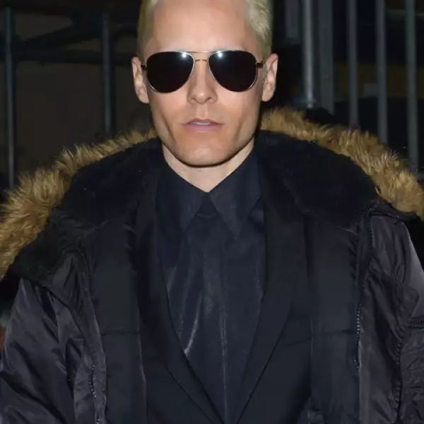 Así apareció Jared en el Paris Fashion Week Womenswear. Este cambio es por la cinta Suicide Squad que está filmando