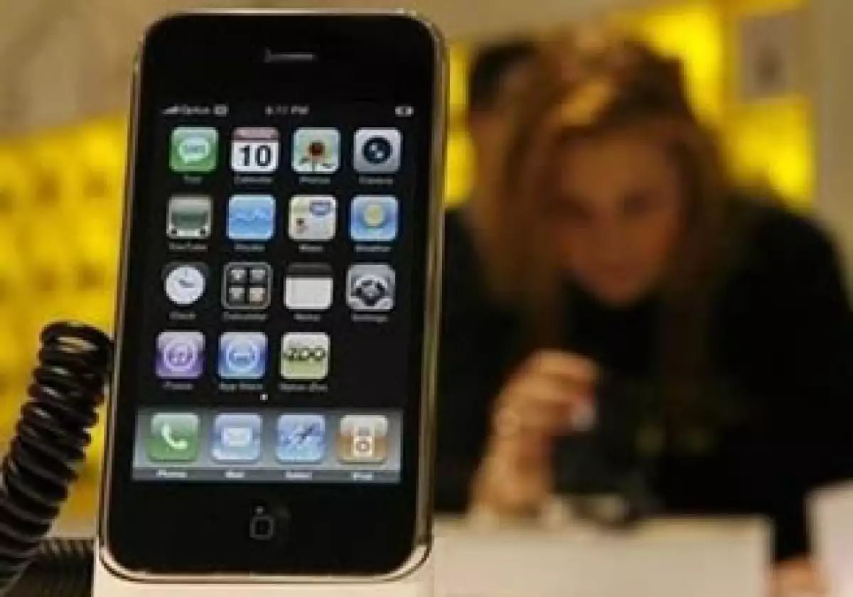 El iPhone de Apple ya cuenta con cerca de 50,000 aplicaciones.  (Foto: Reuters)