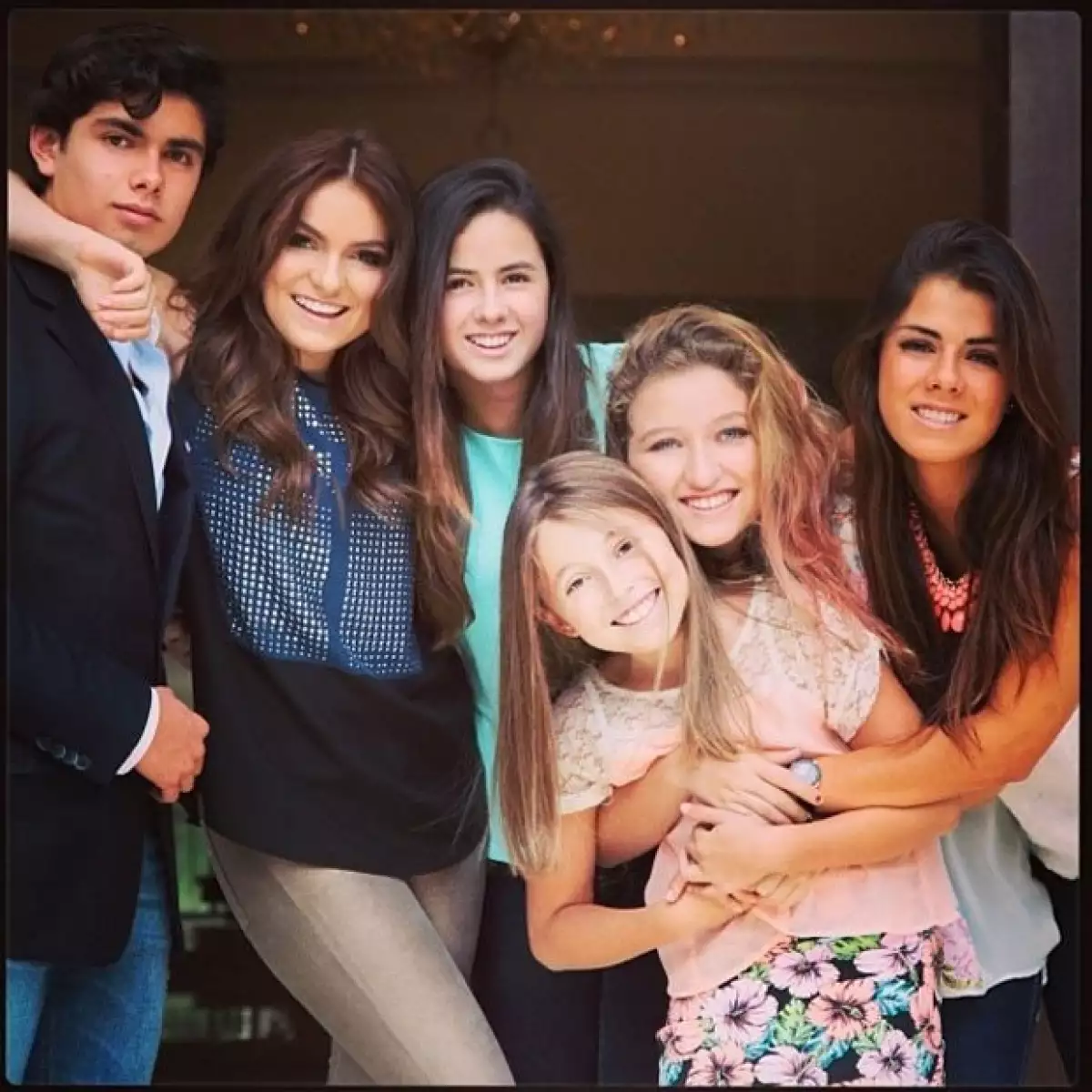 La familia Peña Castro junta: Alejandro, Sofía, Nicole, Fernanda, Regina y Paulina.