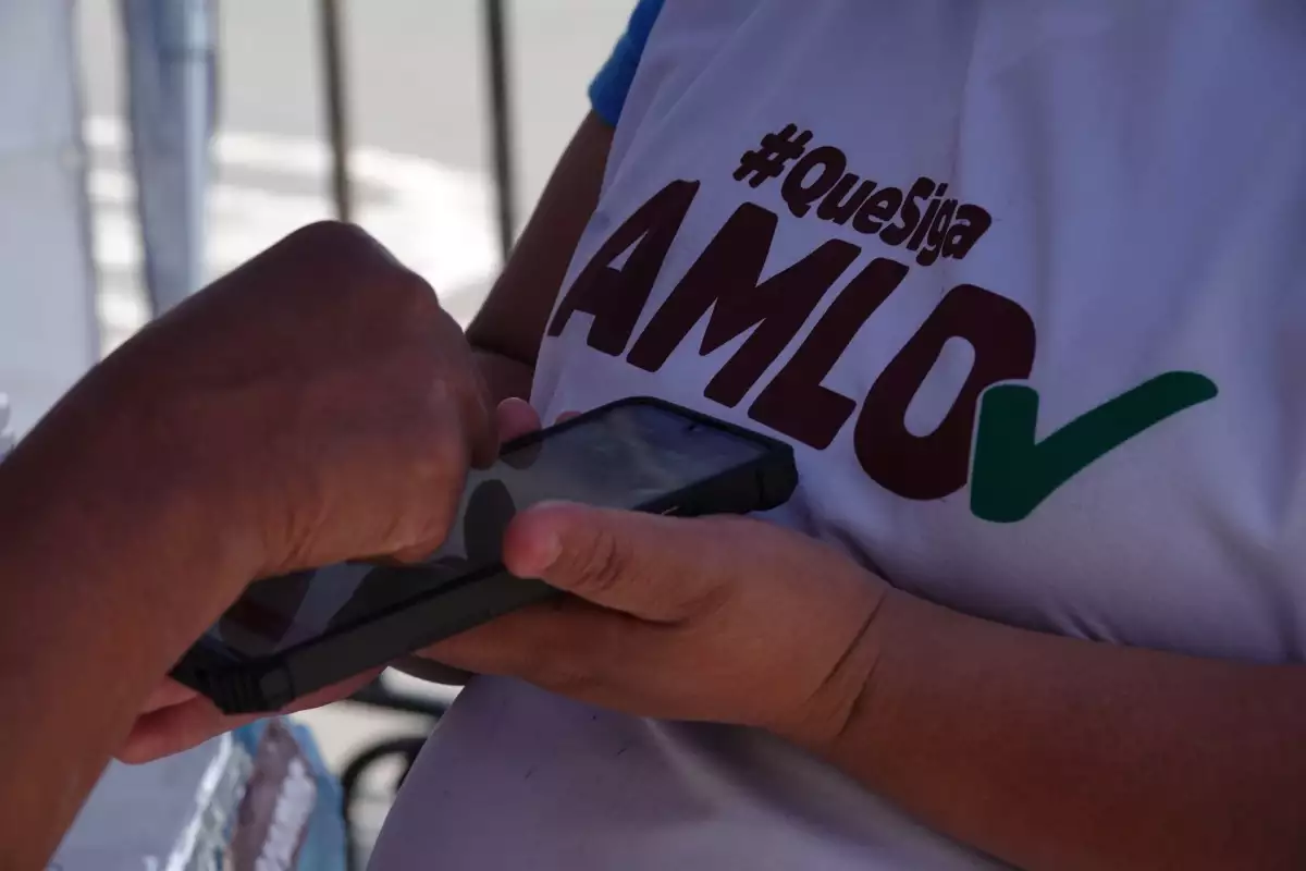 Una mujer captura su firma en un kiosko para la consulta de Revocación de Mandato del presidente Andrés Manuel López Obrador