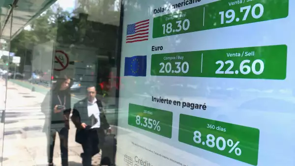 Peso recorta retroceso; sigue aversión al riesgo por reformas en México