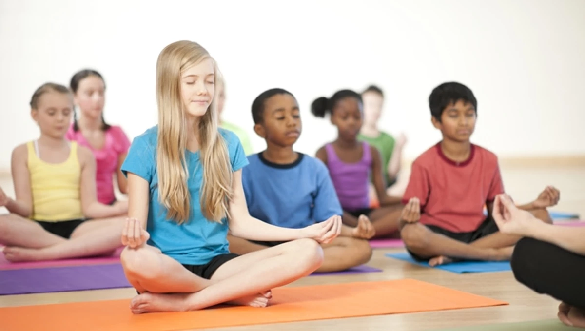 niños meditando