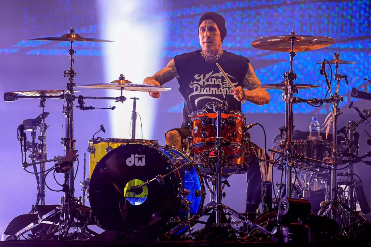 travis barker baterista de blink 182 durante la presentacion de la banda en Lollapalooza Brazil 2024
