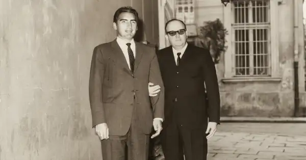 En la fotografía del lado izquierdo aparece Emilio Azcárraga Milmo, conocido como “El Tigre”, destacado magnate mexicano de los medios de comunicación, quien dirigió el Grupo Televisa de 1972 a 1997.