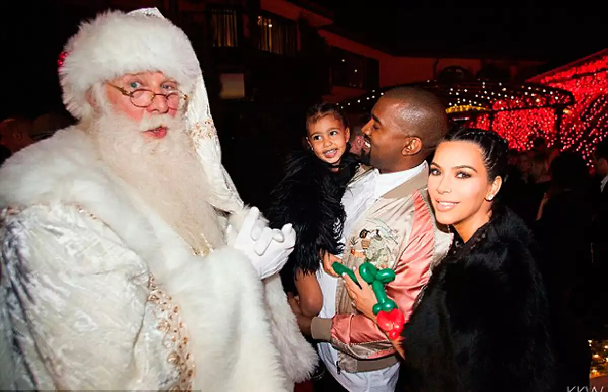 Kanye, Kim y North pasaron la Navidad en la fiesta anual de Kris, a la que también asistieron las hermanas de Kim y sus amigos más cercanos.