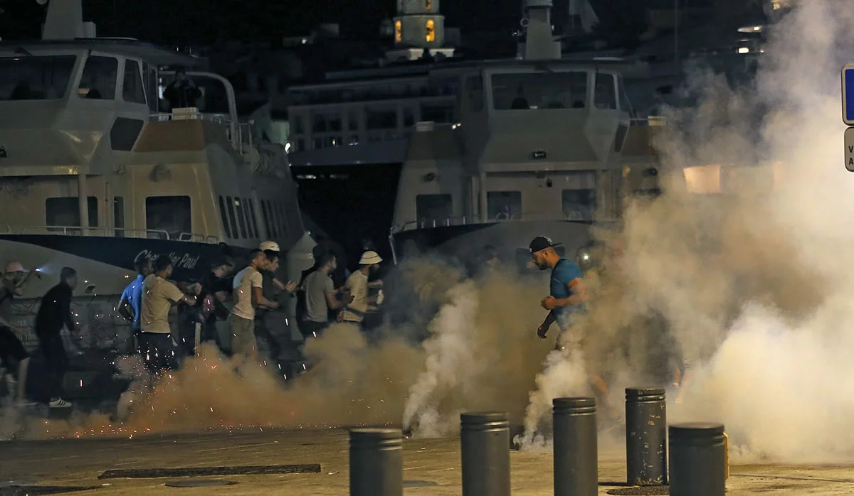 Unos 250 policías fueron movilizados para poner fin a este tercer día de violencia.