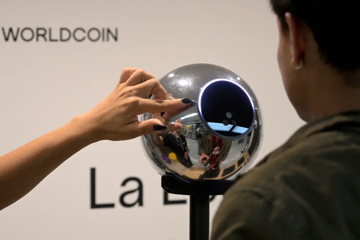 Escanear el iris a cambio de criptomonedas en una Argentina en crisis económica