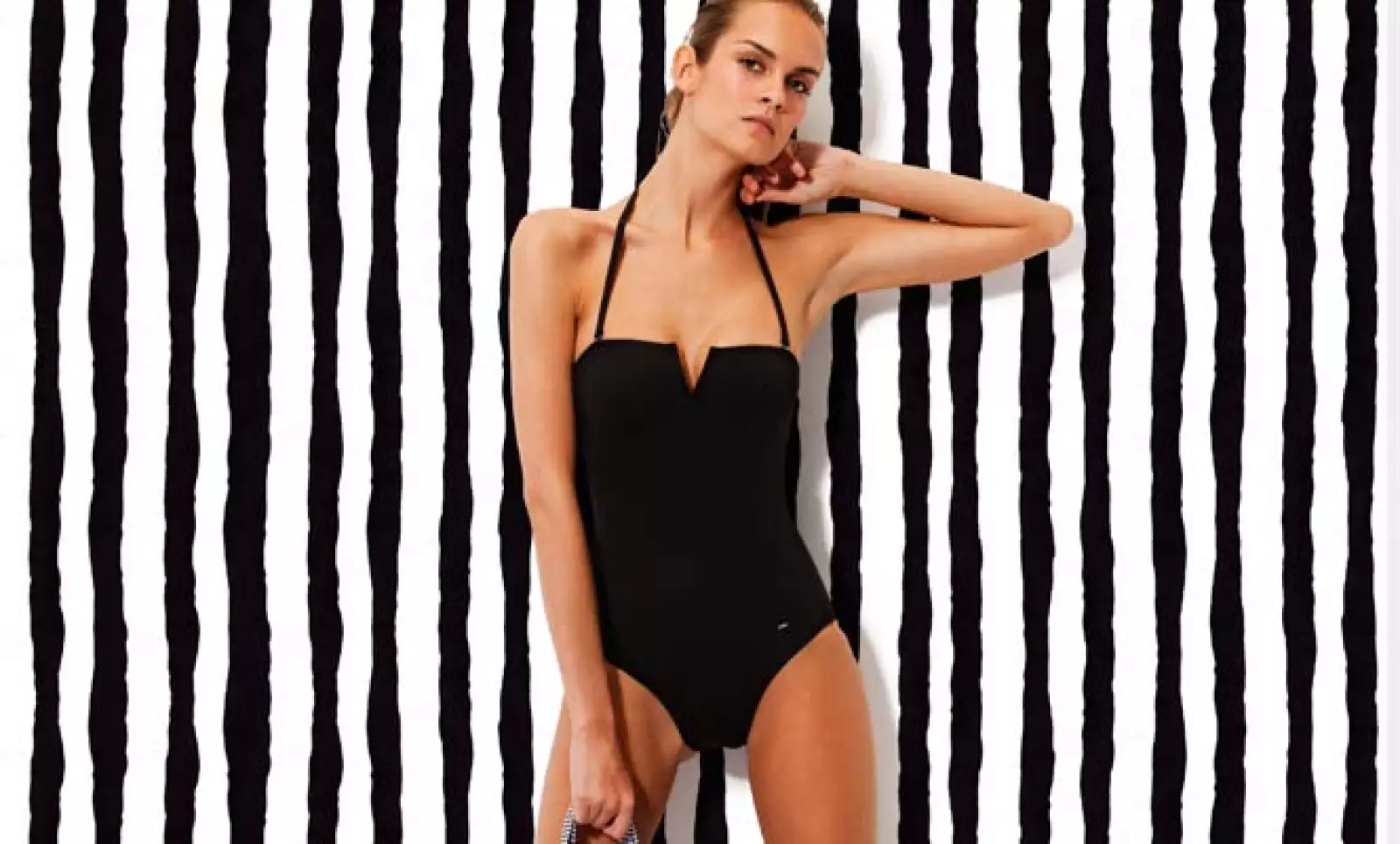 Una opción similar, pero con los tirantes al cuello para dar mejor ajuste.