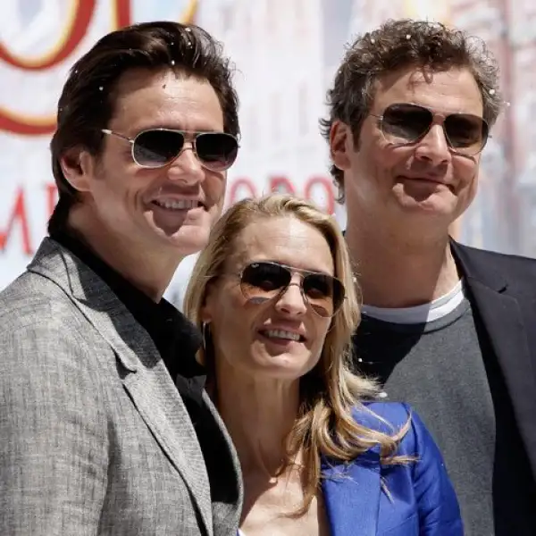 El canadiense Jim Carrey, el británico Colin Firthy la estadounidense Robin Wright Penn posan juntos antes de la presentación de "A Christmas Carol".