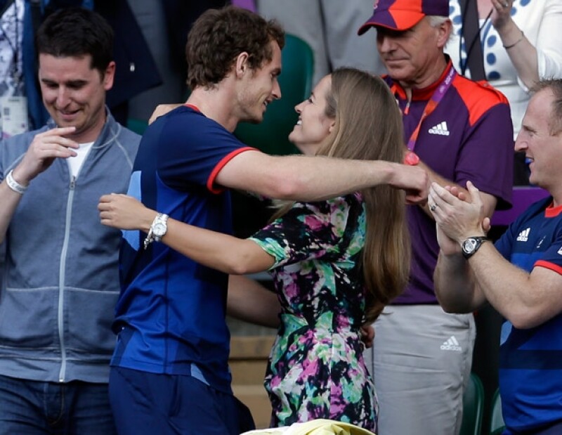 Entre aplausos y ovaciones, el tenista abrazo a su pareja, Kim Sears.