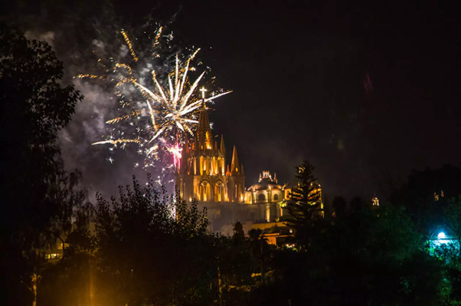 Fuegos artificiales iluminan la mágica ciudad