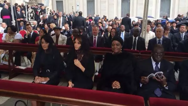 En representación del presidente de la República, la primera dama acudió a la importante ceremonia en la que el papa se convirtió en Santo de la Iglesia Católica.