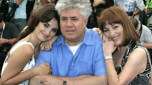 Desde los años 80 el cineasta se ha sabido rodear de mujeres guapas y sofisticadas para la realización de sus películas, para muchas ser una chica Almodóvar es pertenecer a lo mejor del cine español.