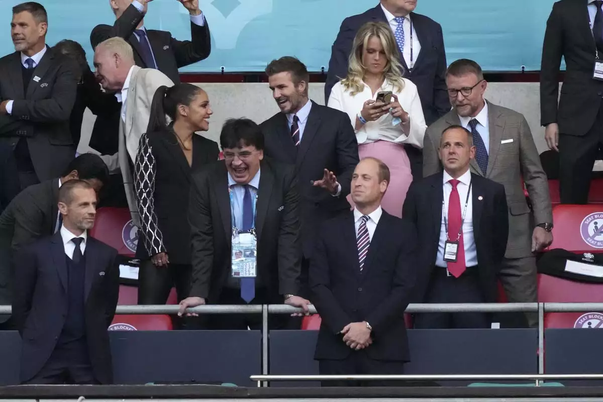 David Beckham detrás del príncipe William durante el partido de Inglaterra vs. Dinamarca, al igual que en el partido pasado contra Alemania.