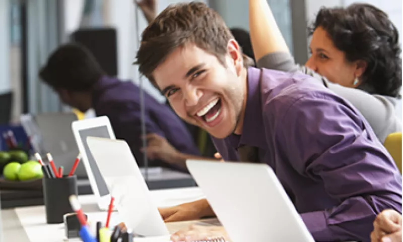 Según CareerBuilder, 57% de los empleadores planea contratar recién egresados en 2014, un 13% más que en 2010. (Foto: Getty Images)