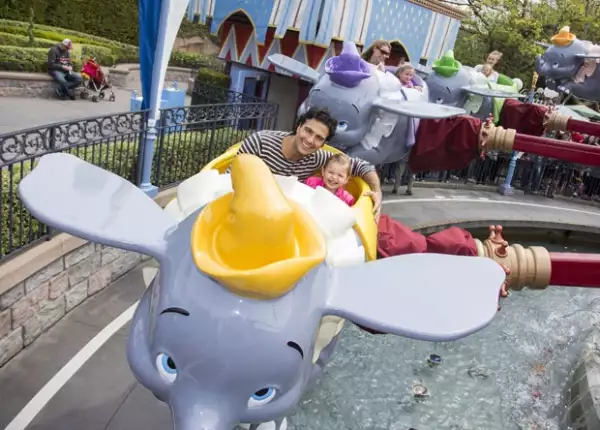 El actor se tomó el viernes para acudir con su familia al parque de diversiones.