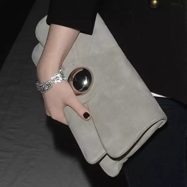 CLUTCH. De preferencia debe ser rectangular y con algún adorno. Hay muchas marcas para elegir.