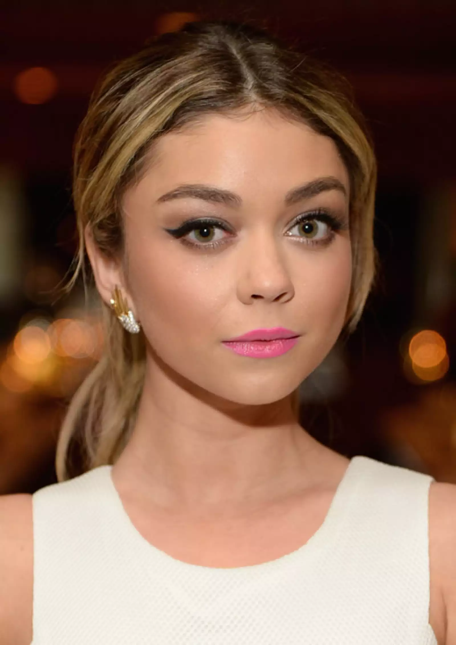 Sarah Hyland se luce con unos labios rosa neon que combina con unos cat eyes.