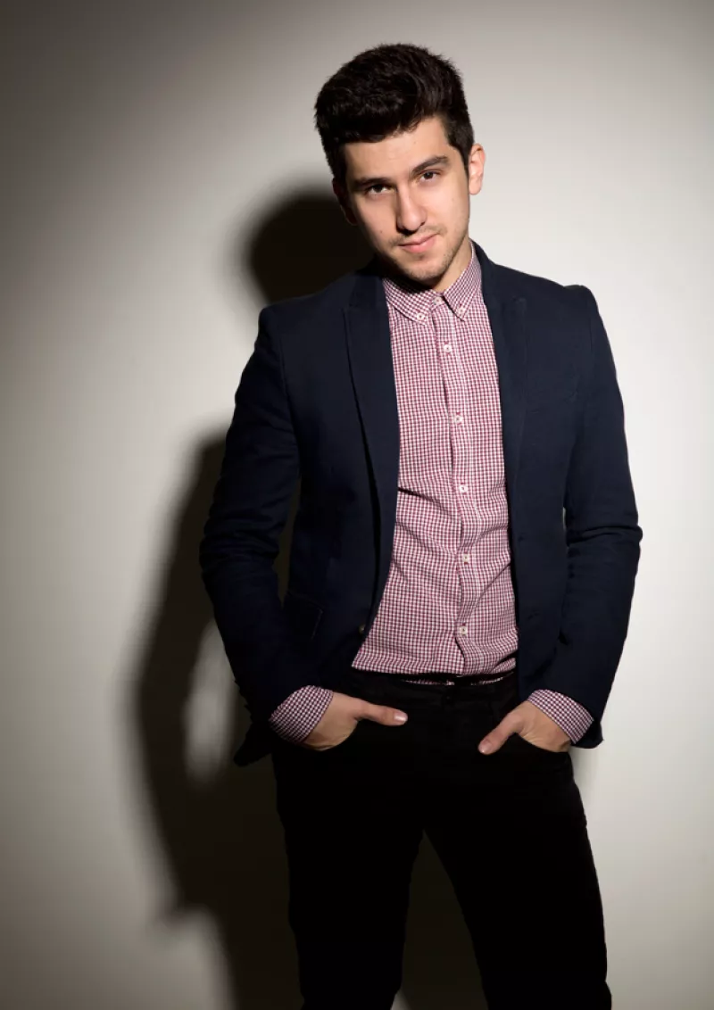 Gran parte de su vida laboral se la dedicó a ser niño Disney, de un tiempo para acá se ha levantado como el golden boy de los musicales, pero él tiene la mira puesta en más...mucho más.