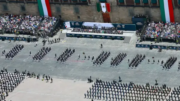 Elementos del Ejército que avanzan frente al gabinete presidencial en elZócalo. Tres banderas de México cuelgan en Palacio Nacional.jpg