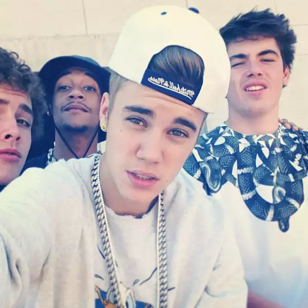 Con su grupo de amigos a quienes literalmente llama `The team´.