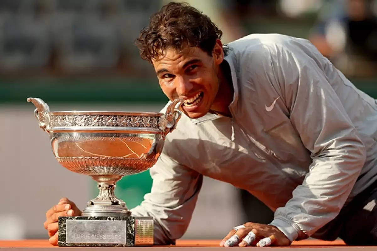Rafael Nadal recibiendo el trofeo que lo hizo campeón una vez más.
