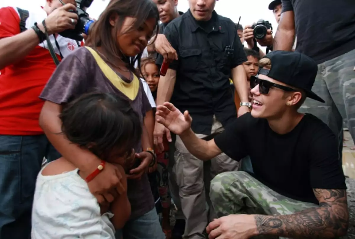 El cantante de 19 años convivió más con niños que con los adultos.