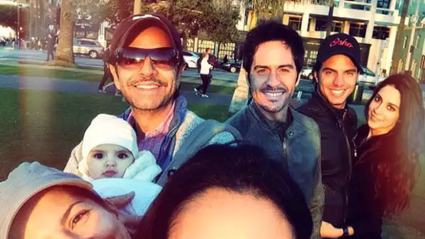 Aislinn publicó una imagen junto a su familia, así como su novio Mauricio Ochmann, la novia de su hermano Vadhir, la pequeña Aitana y sus papás, todos posando alegremente.