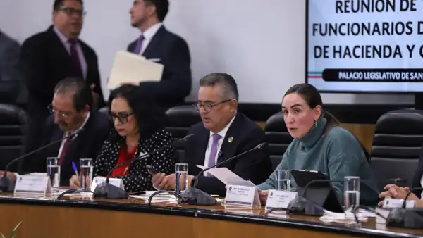 La subsecretaría de Ingresos, María del Carmen Bonilla Rodríguez participa en reunión en la Comisión de Hacienda de la Cámara de Diputados, en San Lázaro. 