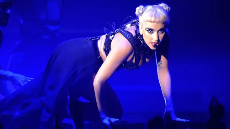 Lady Gaga da un concierto en Japón