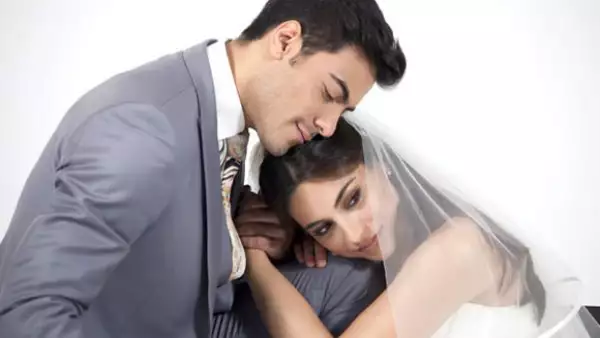 El cantante estrenó este viernes el lyric video de su tema "¿Cómo pagarte?", donde hace una romántica mancuerna con la actriz. Ambos interpretan a una pareja en el día de su boda.