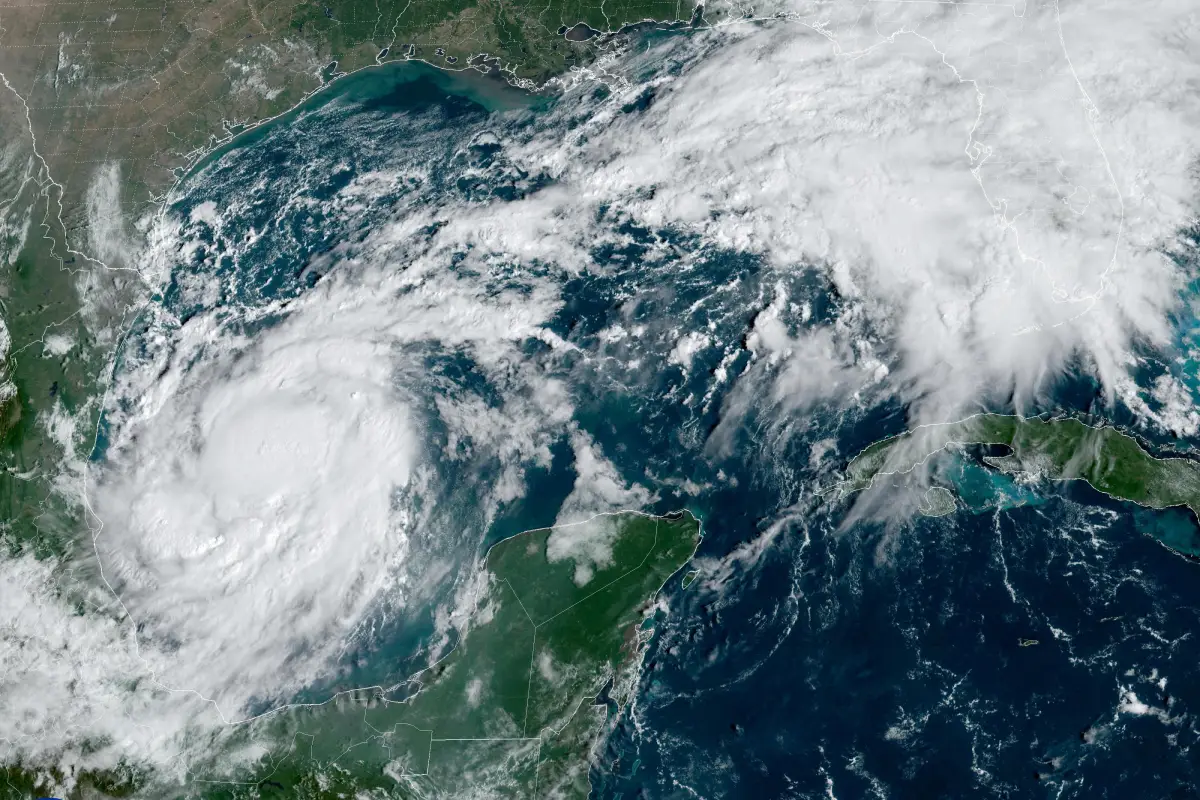 Una imagen satelital muestra que la tormenta tropical Milton se intensifica y está en camino de convertirse en un huracán antes de su llegada prevista a tierra en Florida, en el Golfo de México el 6 de octubre de 2024.