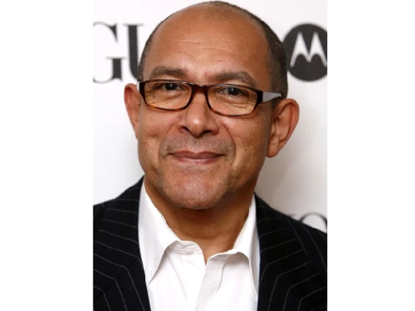 Bruce Odlfield se graduó de St. Martin´s School of Art en Londres.