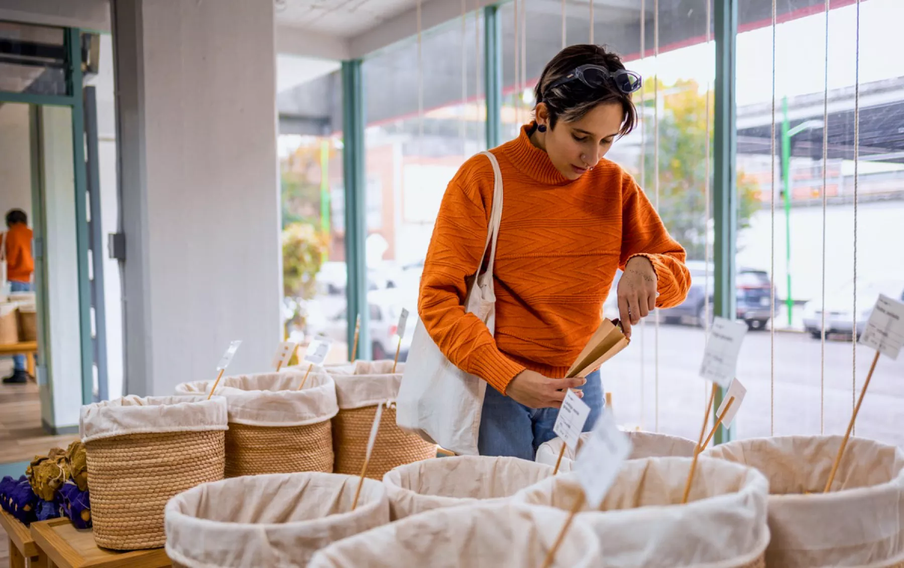 (Mujer comprando productos orgánicos en una tienda de alimentos)