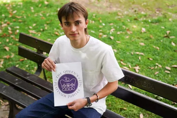 Edward Roberts, ganador del concurso emblema Jubileo Isabel II