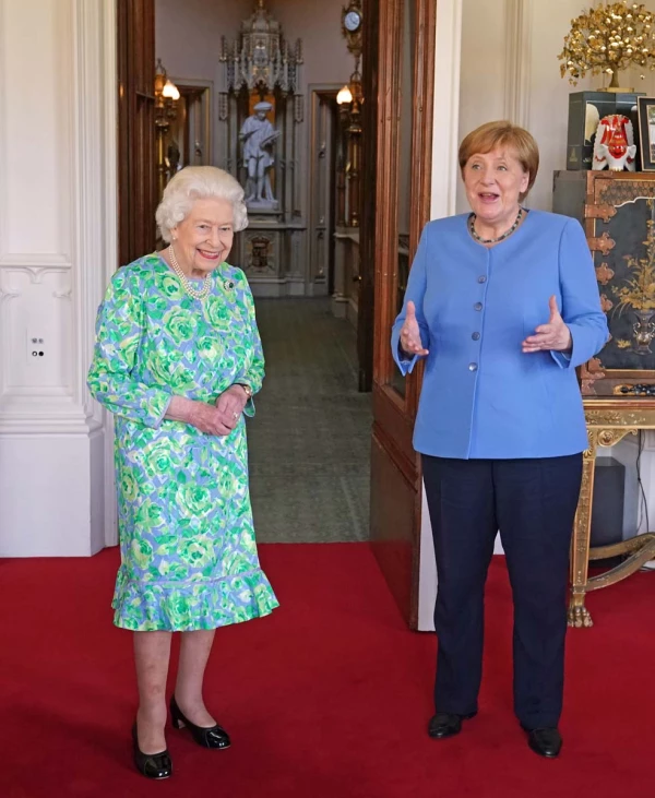 Isabel II y Angela Merkel se mostraron muy cordiales. La reina lució un broche especial para la ocasión, realizado con joyas alemanas.